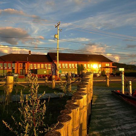 Auberge Internationale La Vieille Ecole Sainte Anne-des-Chênes Exteriér fotografie