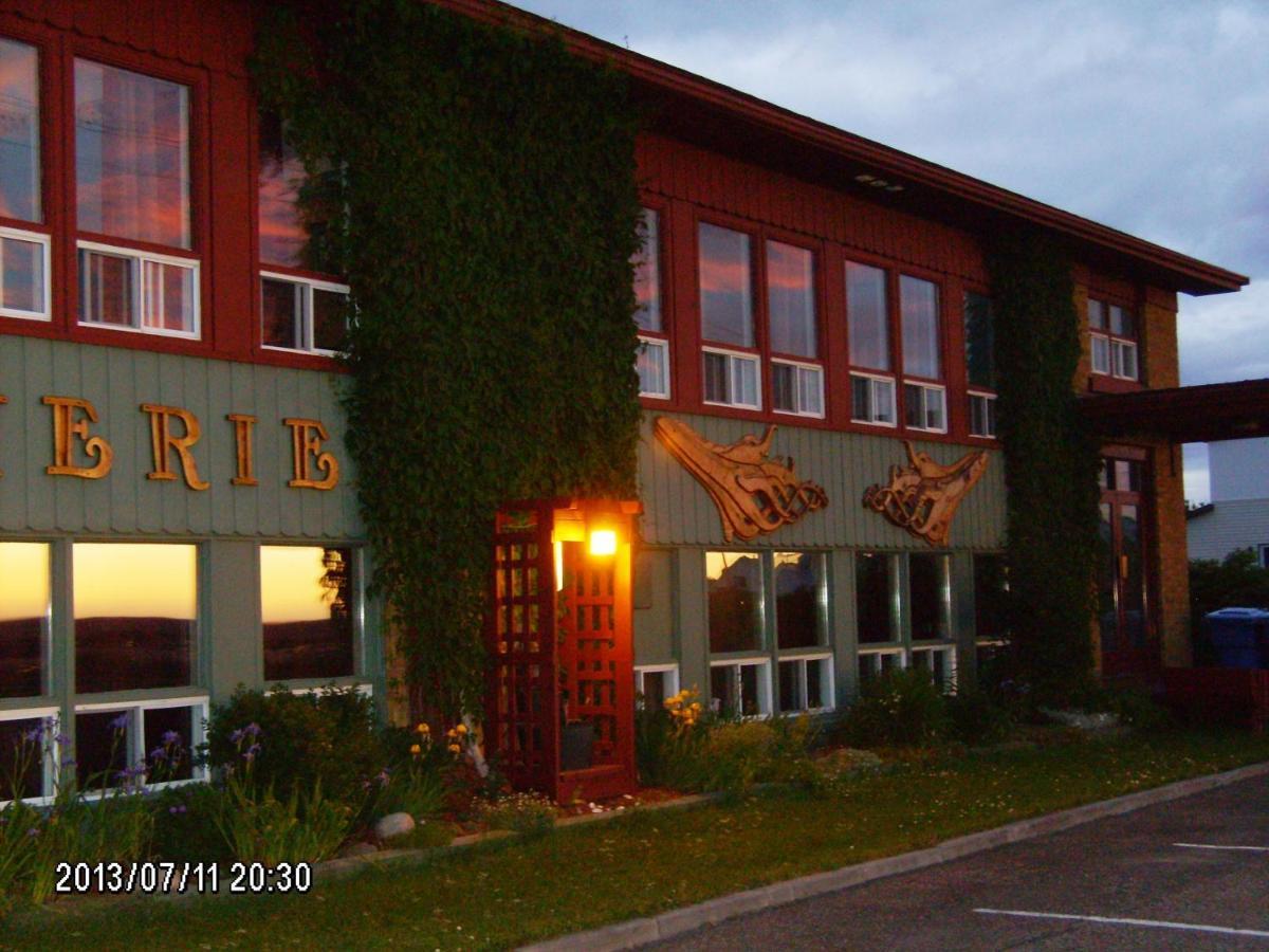 Auberge Internationale La Vieille Ecole Sainte Anne-des-Chênes Pokoj fotografie