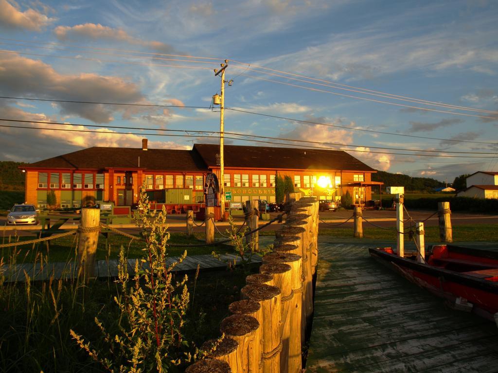 Auberge Internationale La Vieille Ecole Sainte Anne-des-Chênes Exteriér fotografie