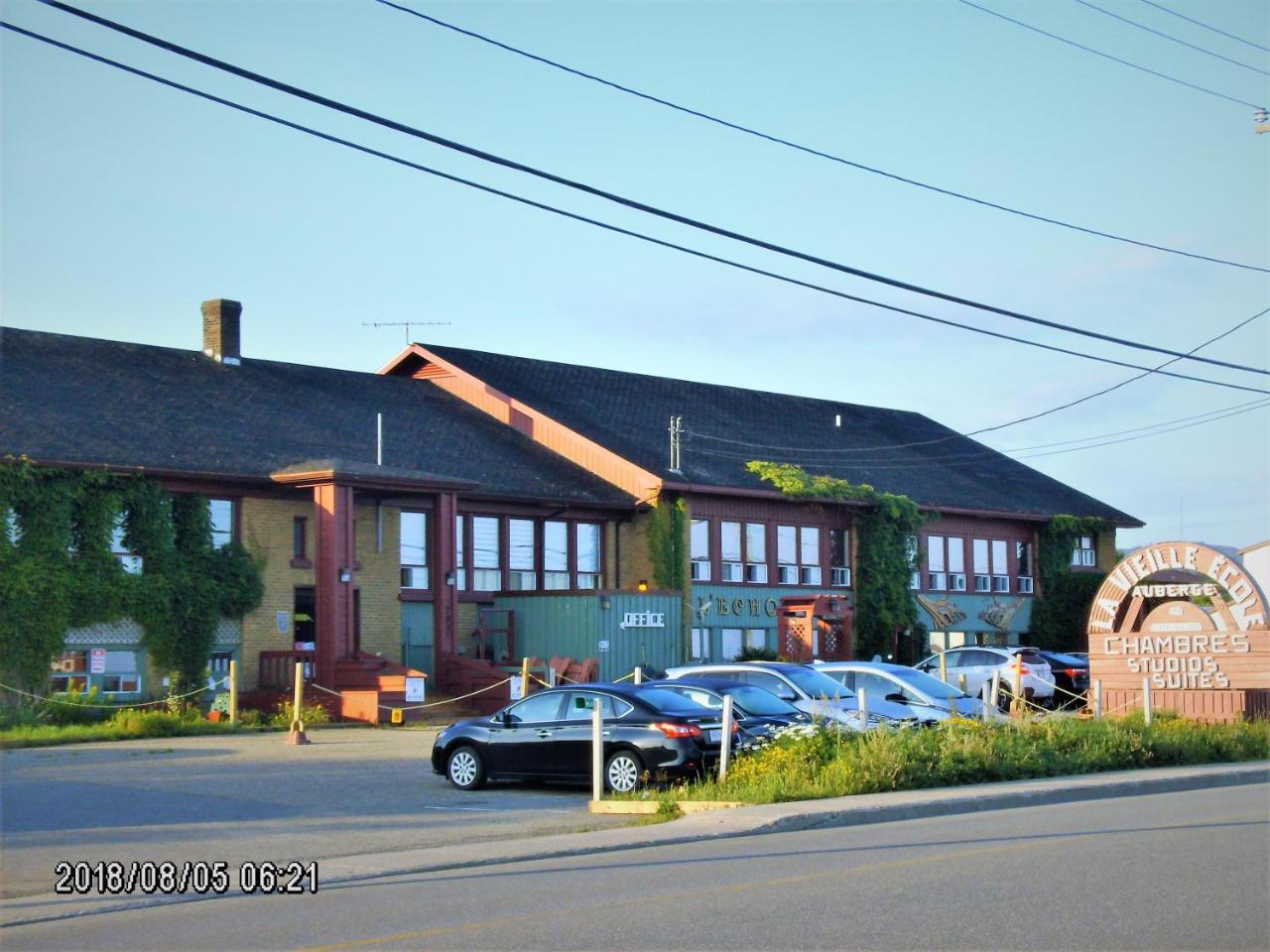 Auberge Internationale La Vieille Ecole Sainte Anne-des-Chênes Exteriér fotografie